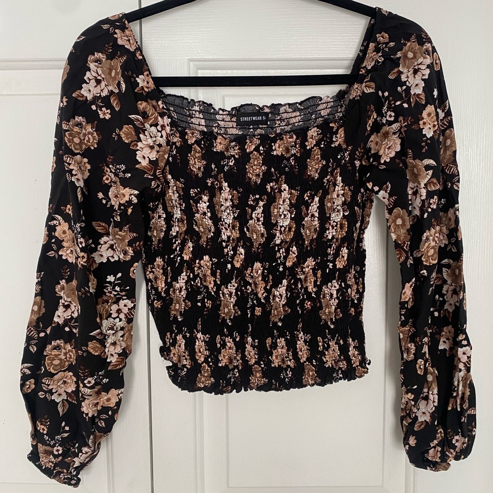 Never worn! floral print.size M.stylish trendy ruched torso with balloon sleeves